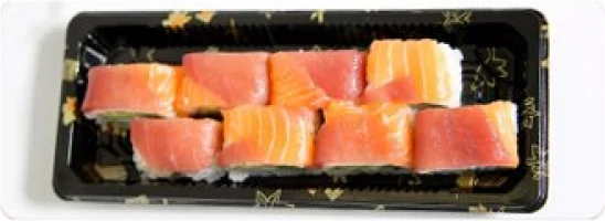 Krabstick, komkommer, zalm en avocado aan de buitenkant
